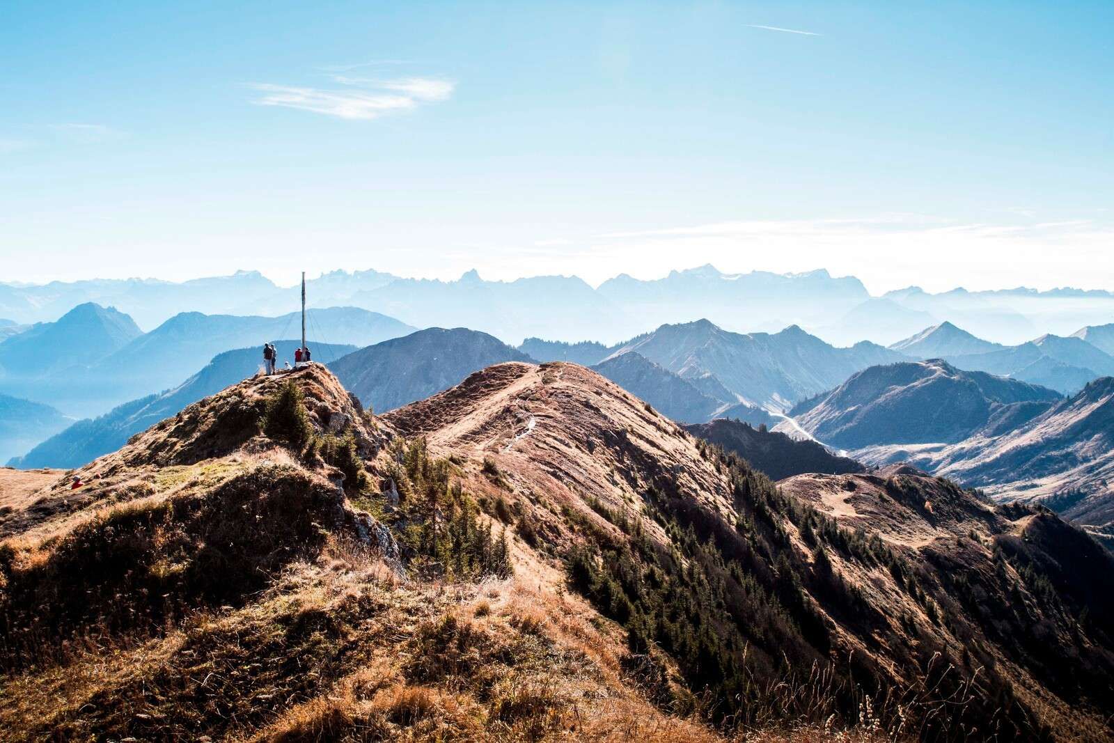 Mattina autunnale sulla cresta della montagna