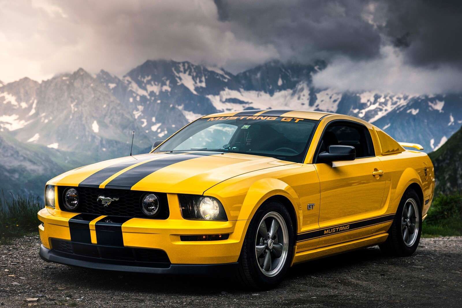 Mustang giallo in paesaggio montano