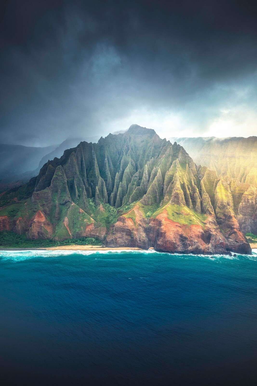 Luce solare su scogli tropicali