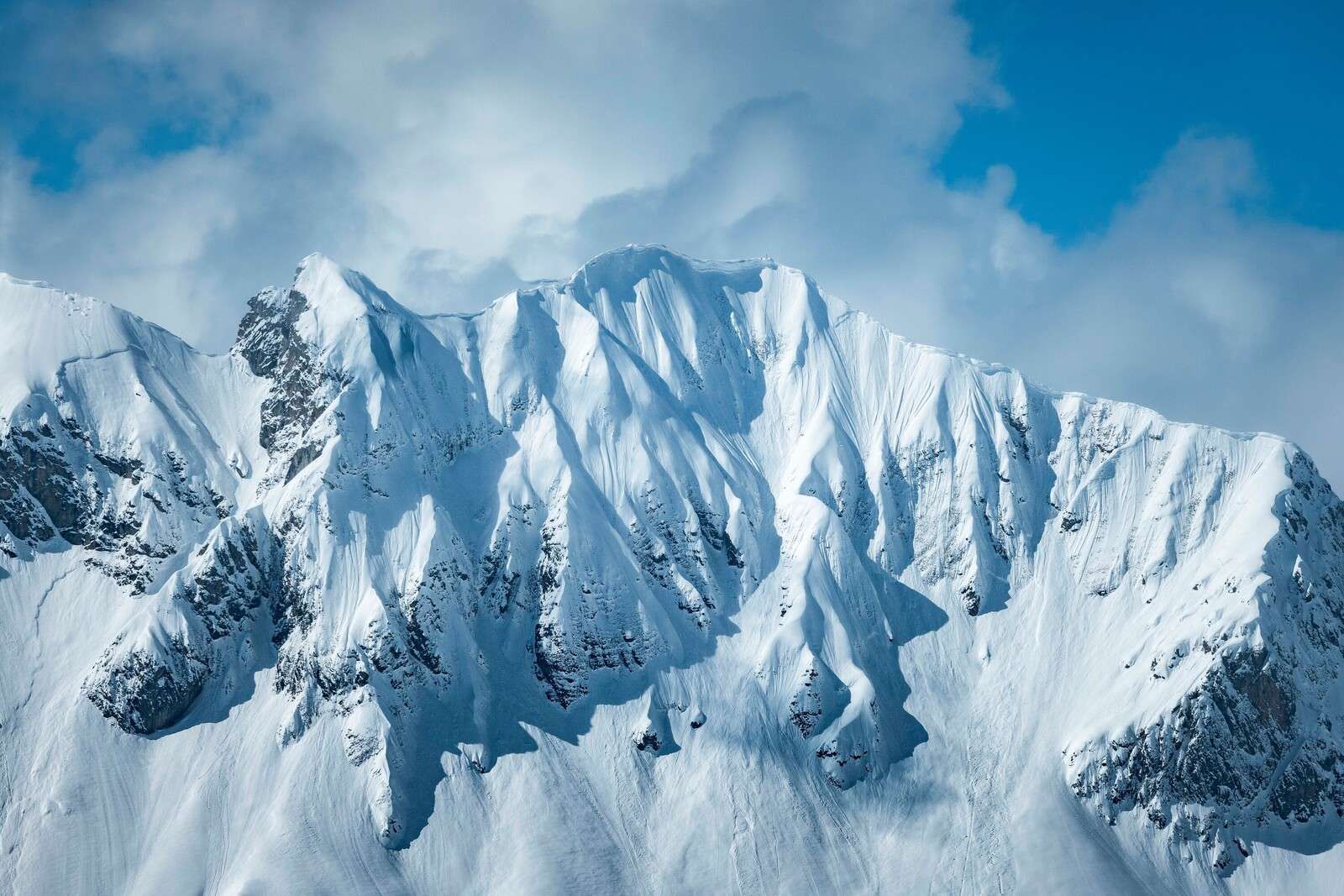 Cime innevate sotto il sole invernale