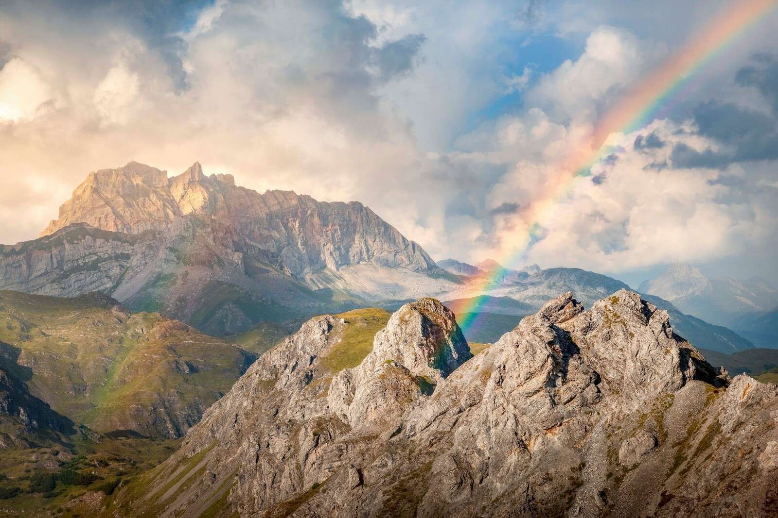 Luce dell'arcobaleno sulle montagne rocciose