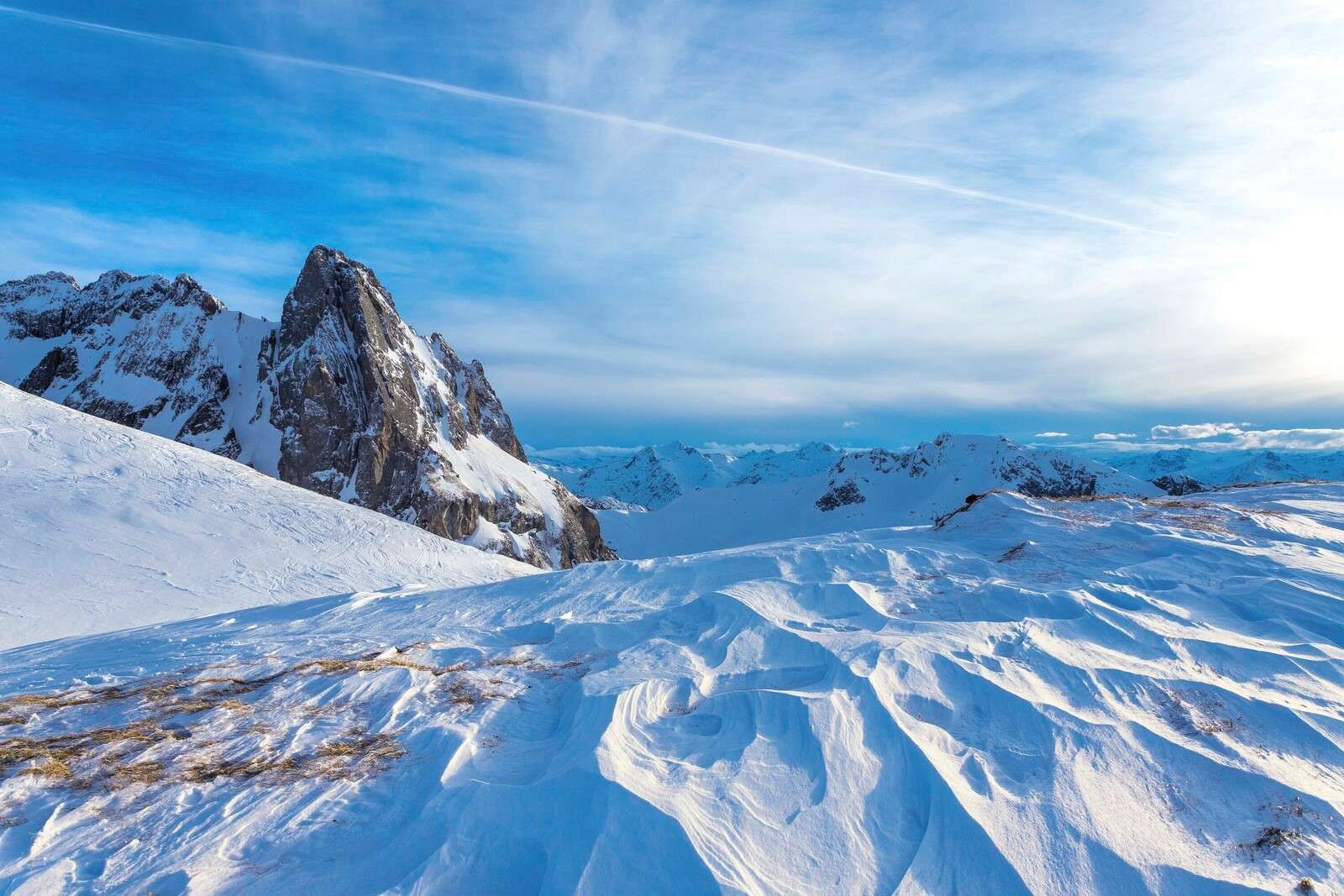 Cime ghiacciate e luce invernale
