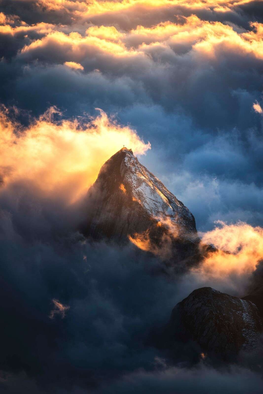 Croce di montagna nella nebbia ardente