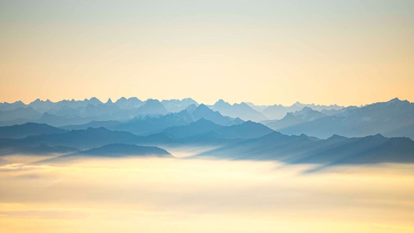 Cime blu-grigiastre nella luce del mattino.
