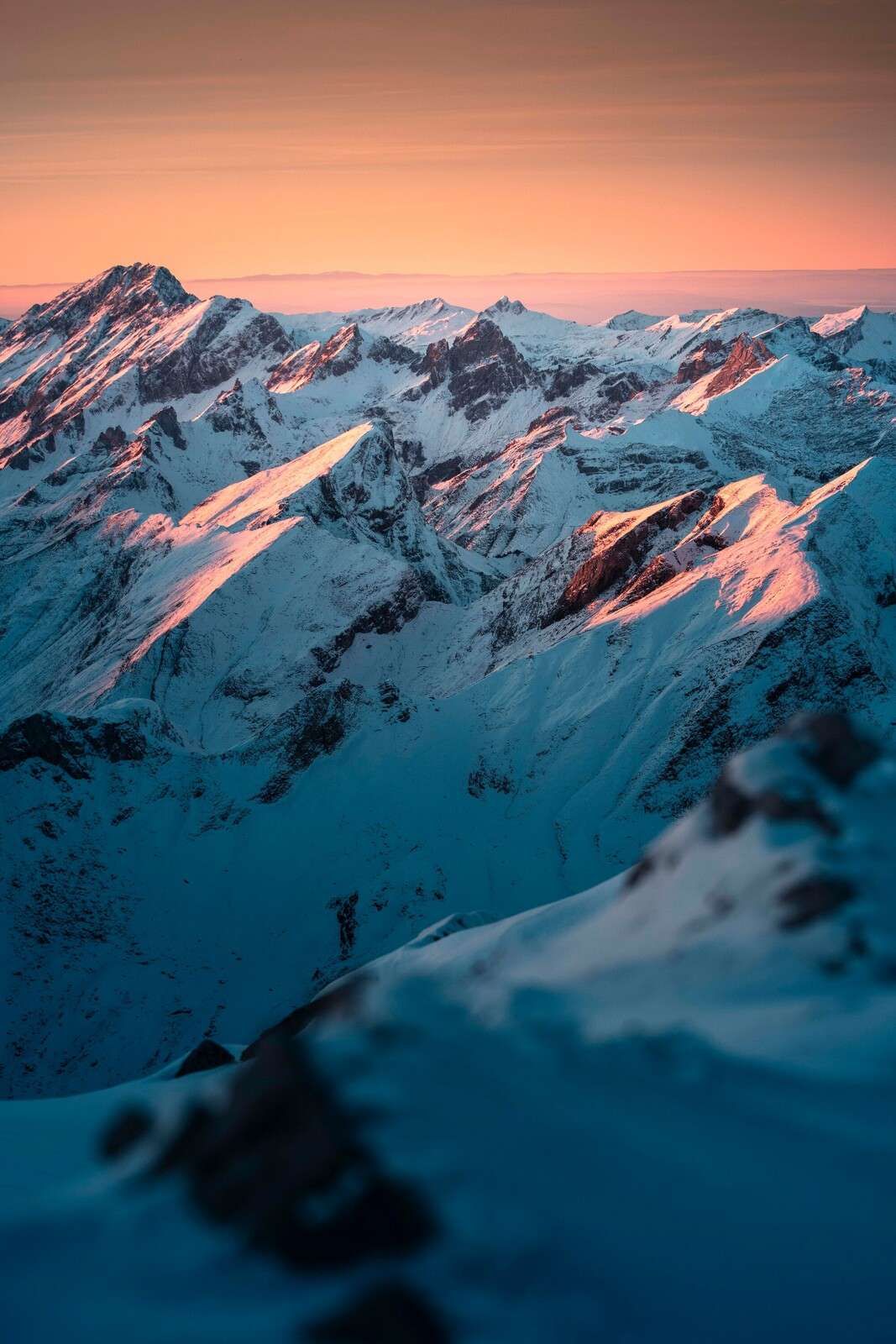 Montagne di neve sotto un cielo mattutino rosa