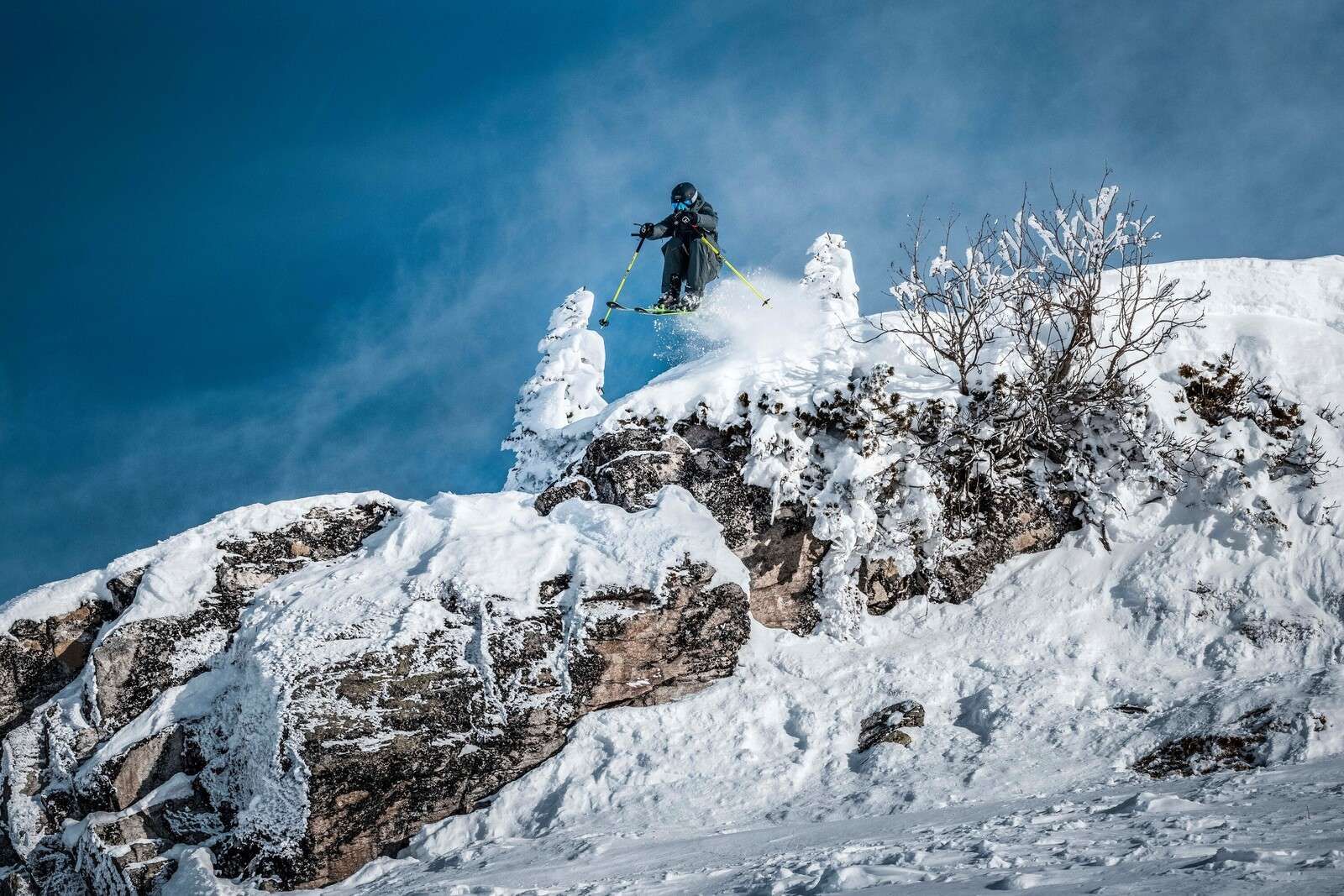 Sciatore freestyle in un mondo montano innevato