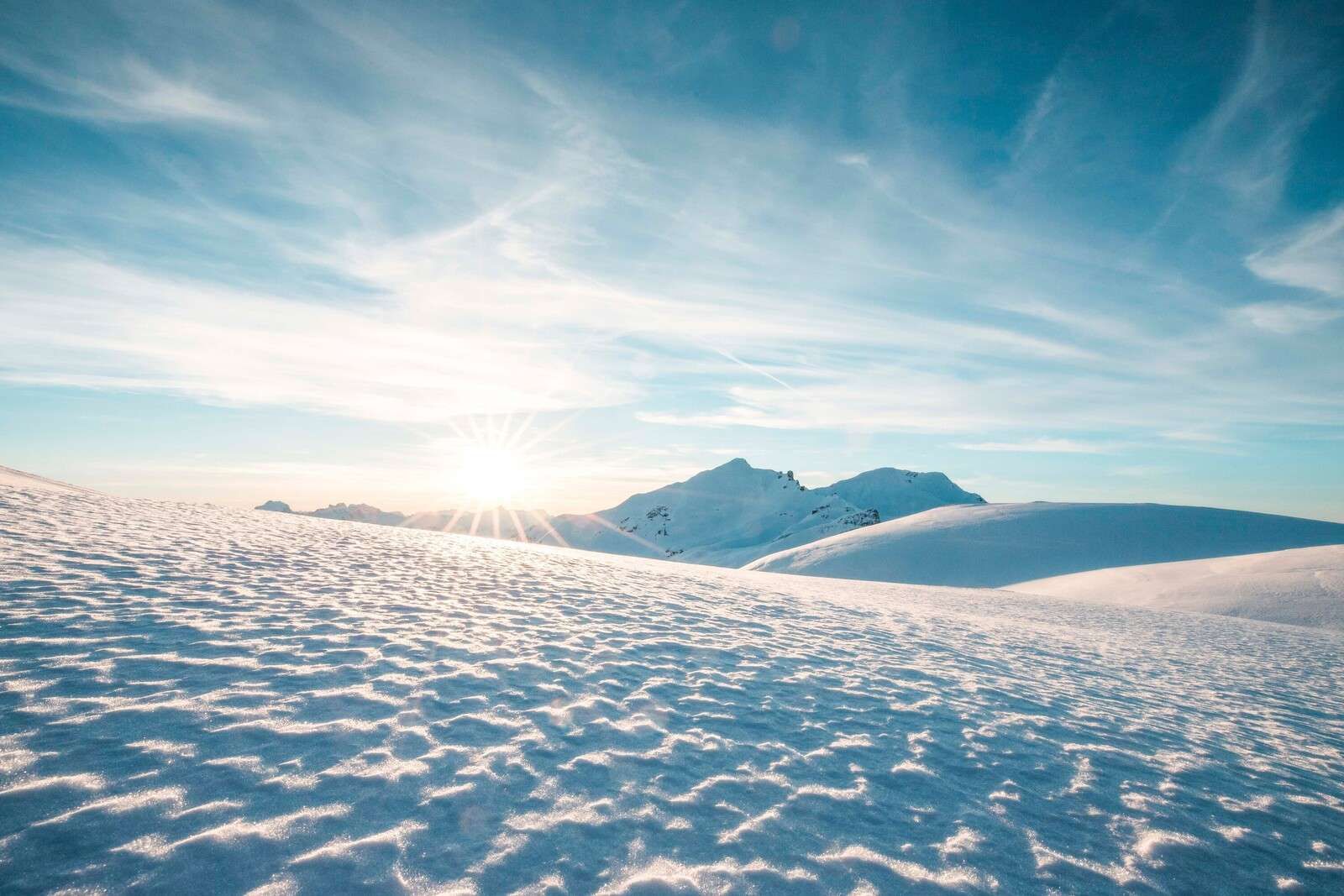 Luce del mattino su distese di neve scintillante