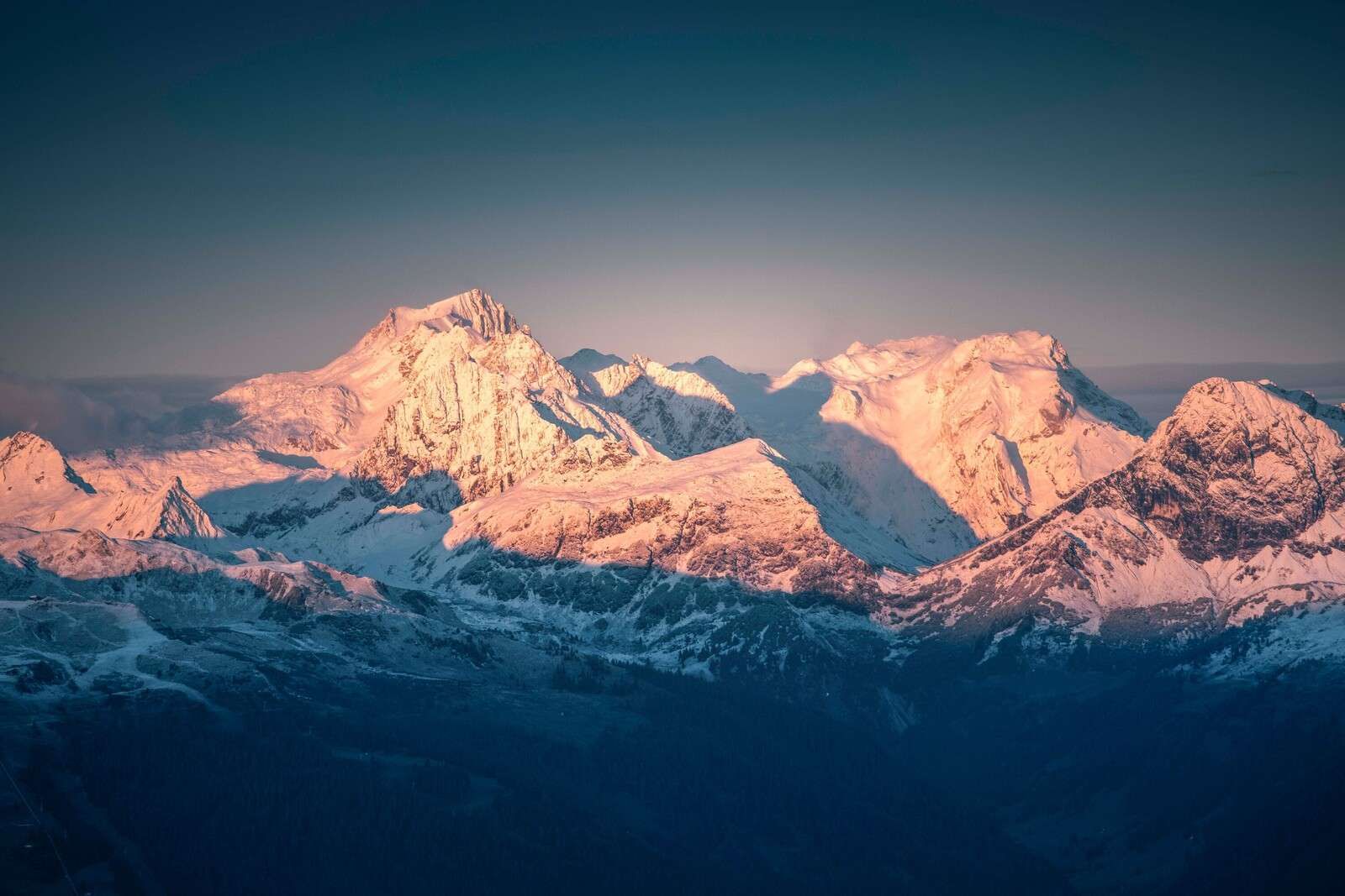 Luce del mattino sulle cime innevate