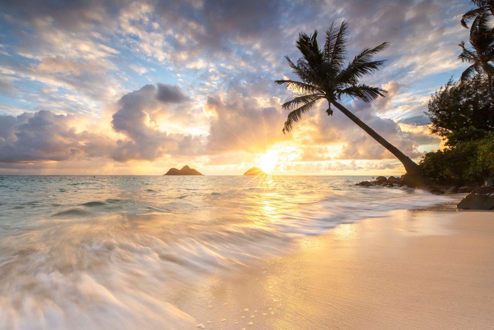 Luce lentamente su una spiaggia tropicale
