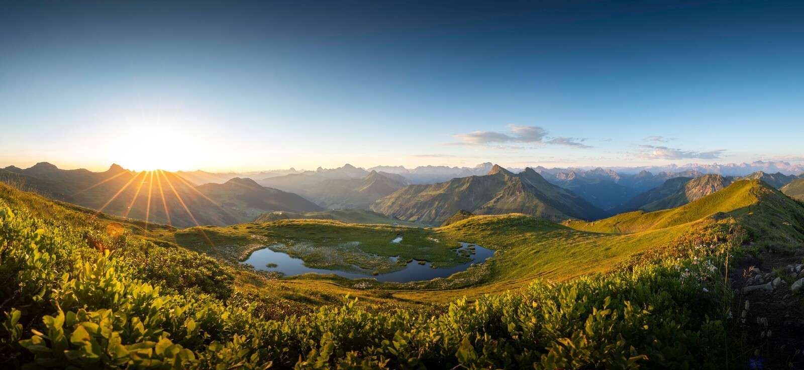Luce solare sulla valle di montagna