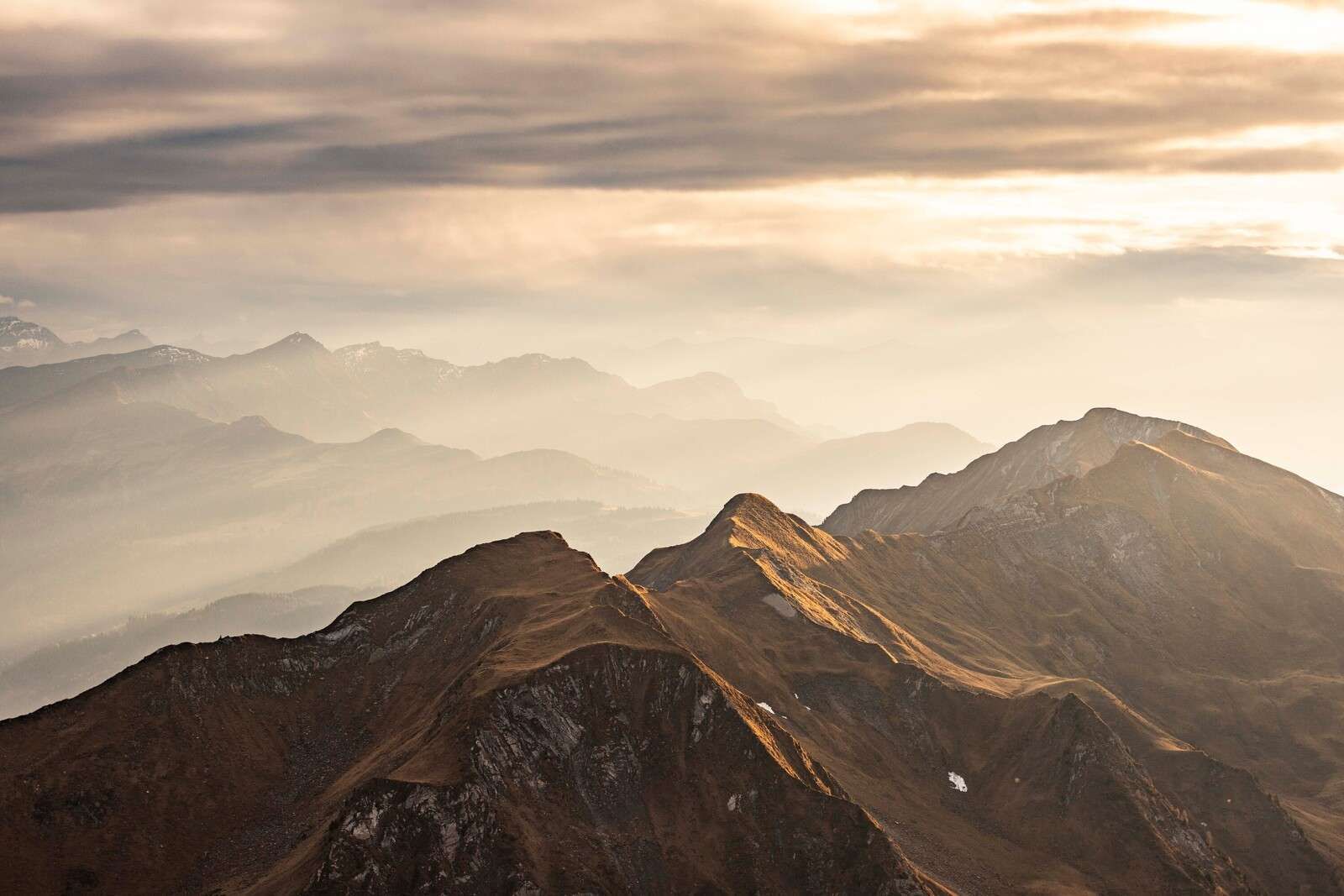 Bagliore dorato sulla cresta della montagna
