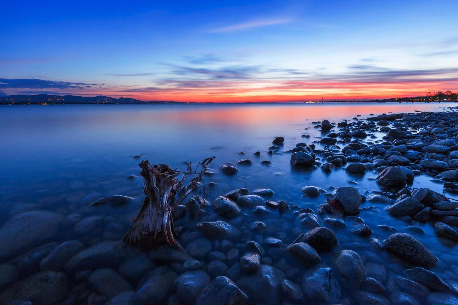 Riva rocciosa alla luce del tramonto