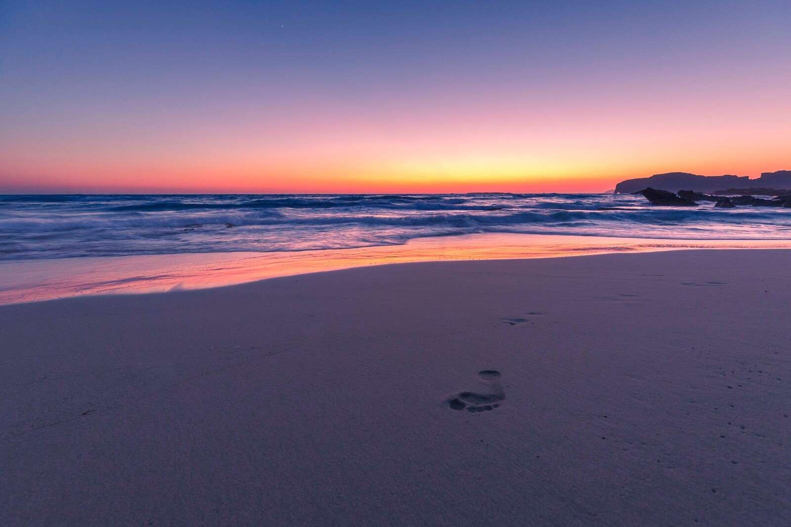 Passi nel morbido chiarore della sera