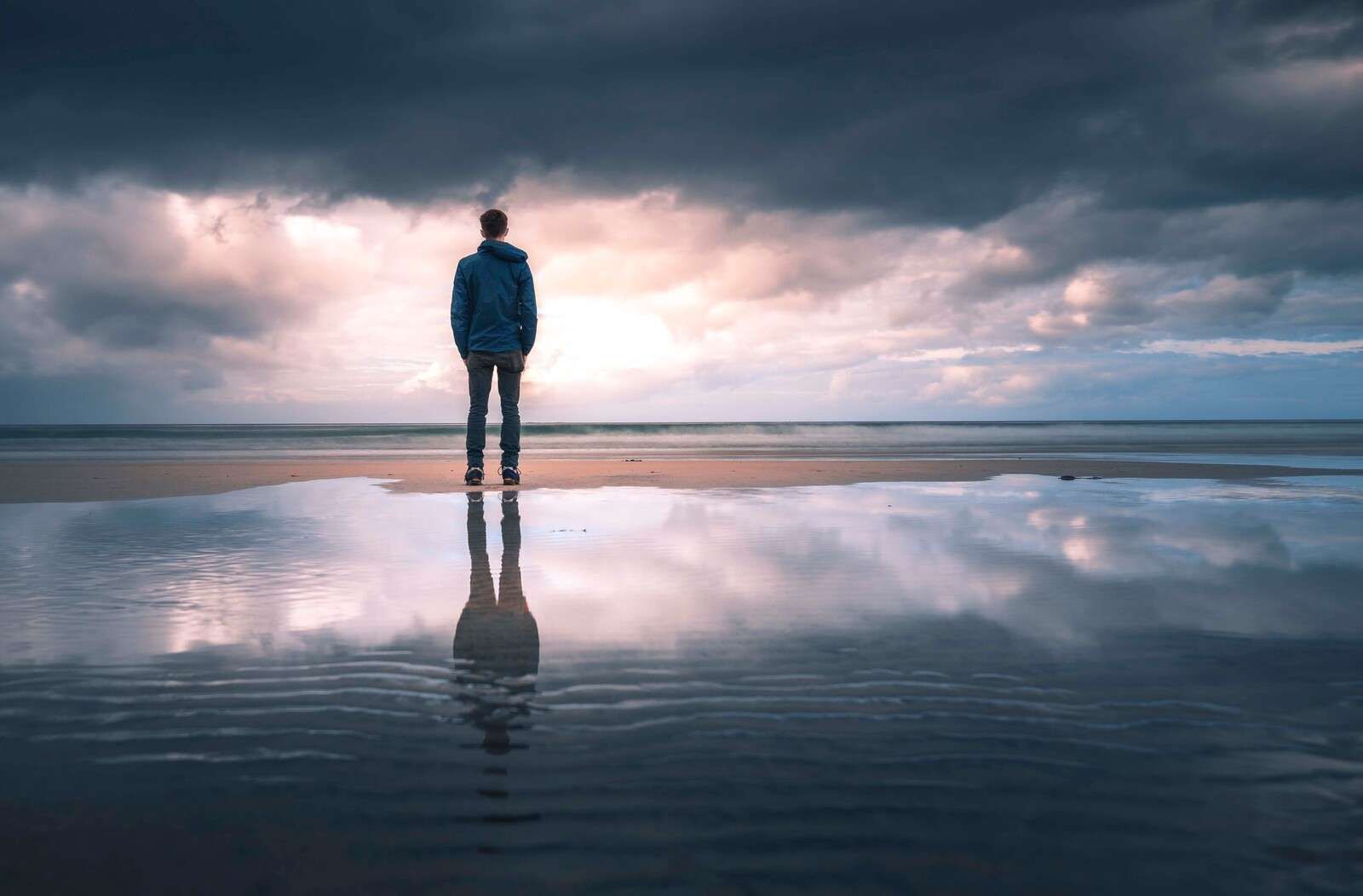 Silenzio su una spiaggia di specchi