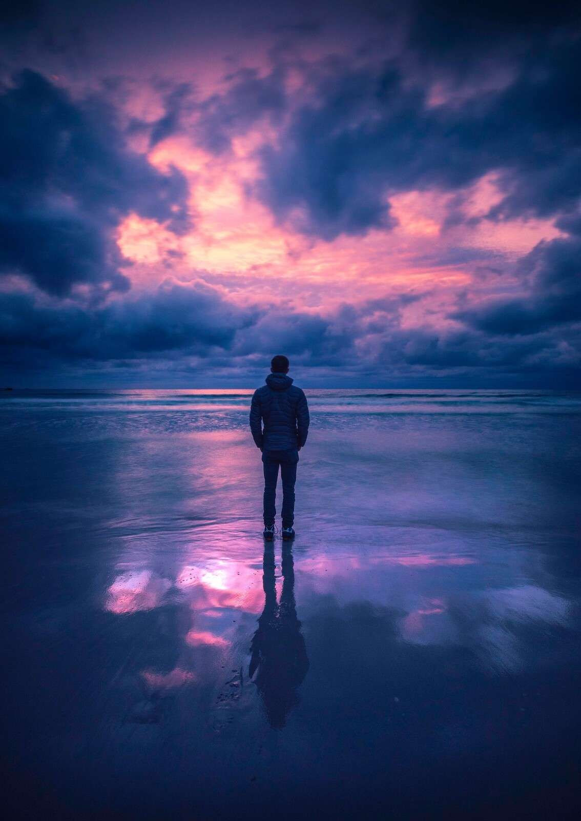 Crepuscolo viola sulla costa silenziosa