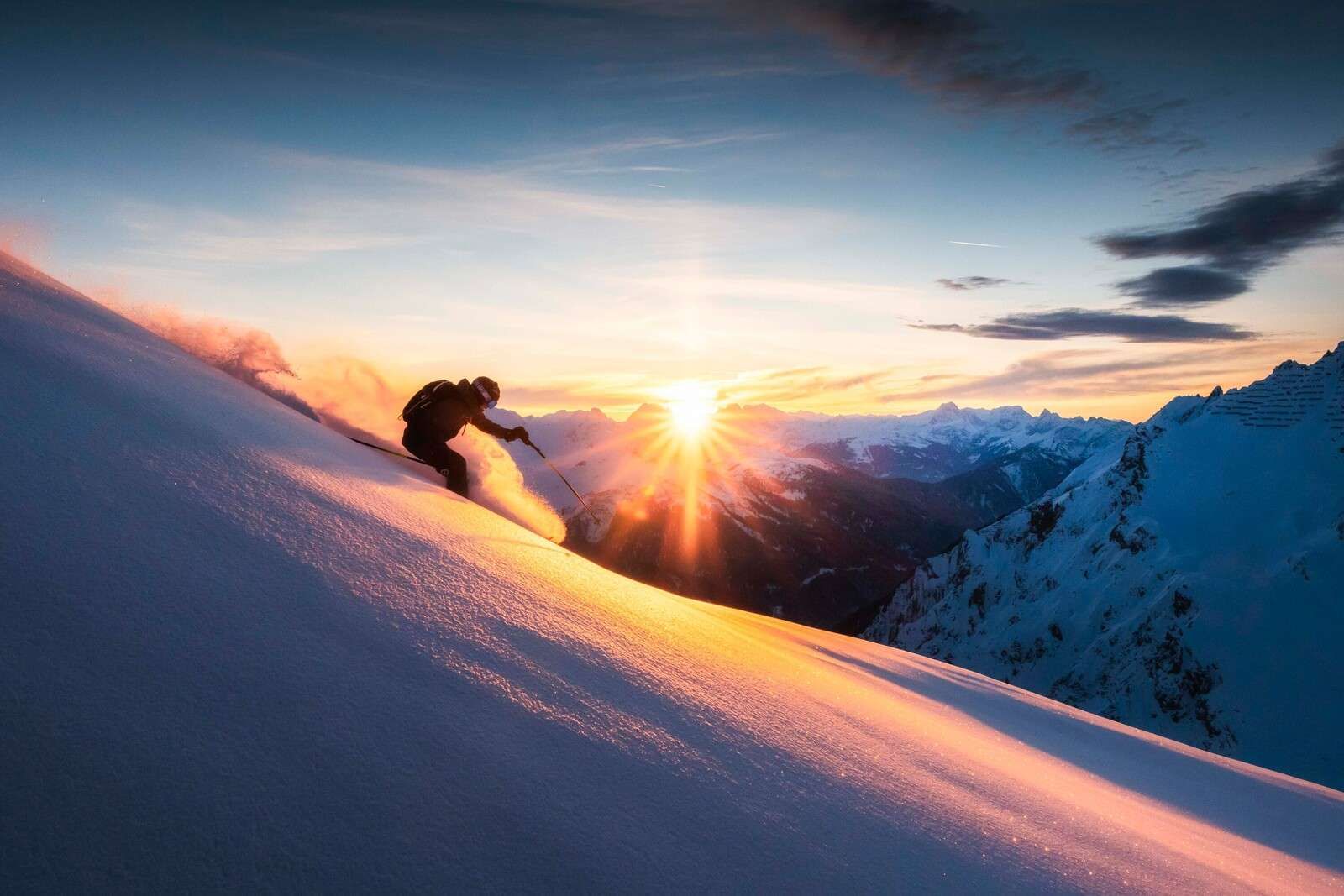 Sciatore sotto il sole infuocato della montagna.