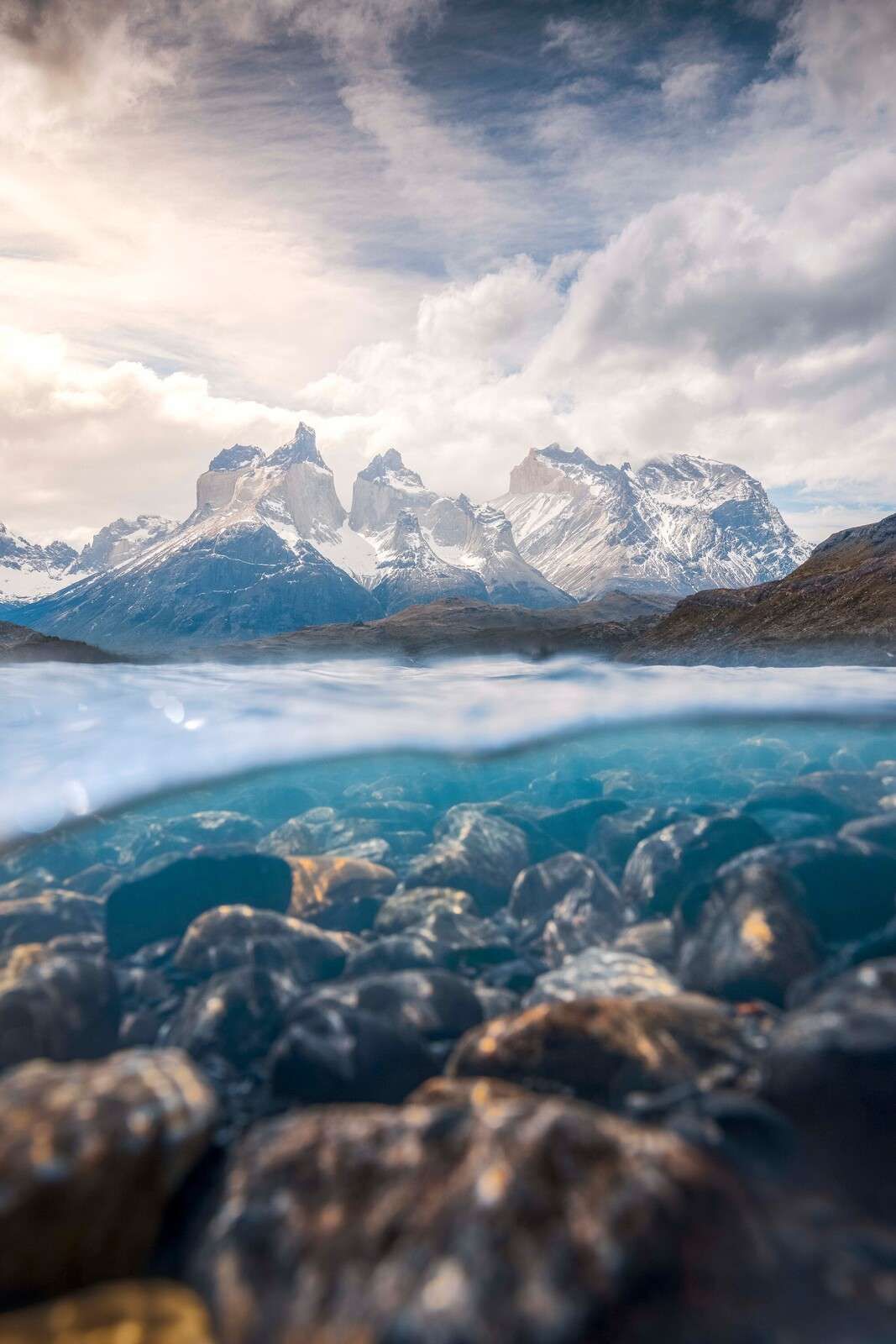 Lago di ghiacciaio limpido con cime montuose