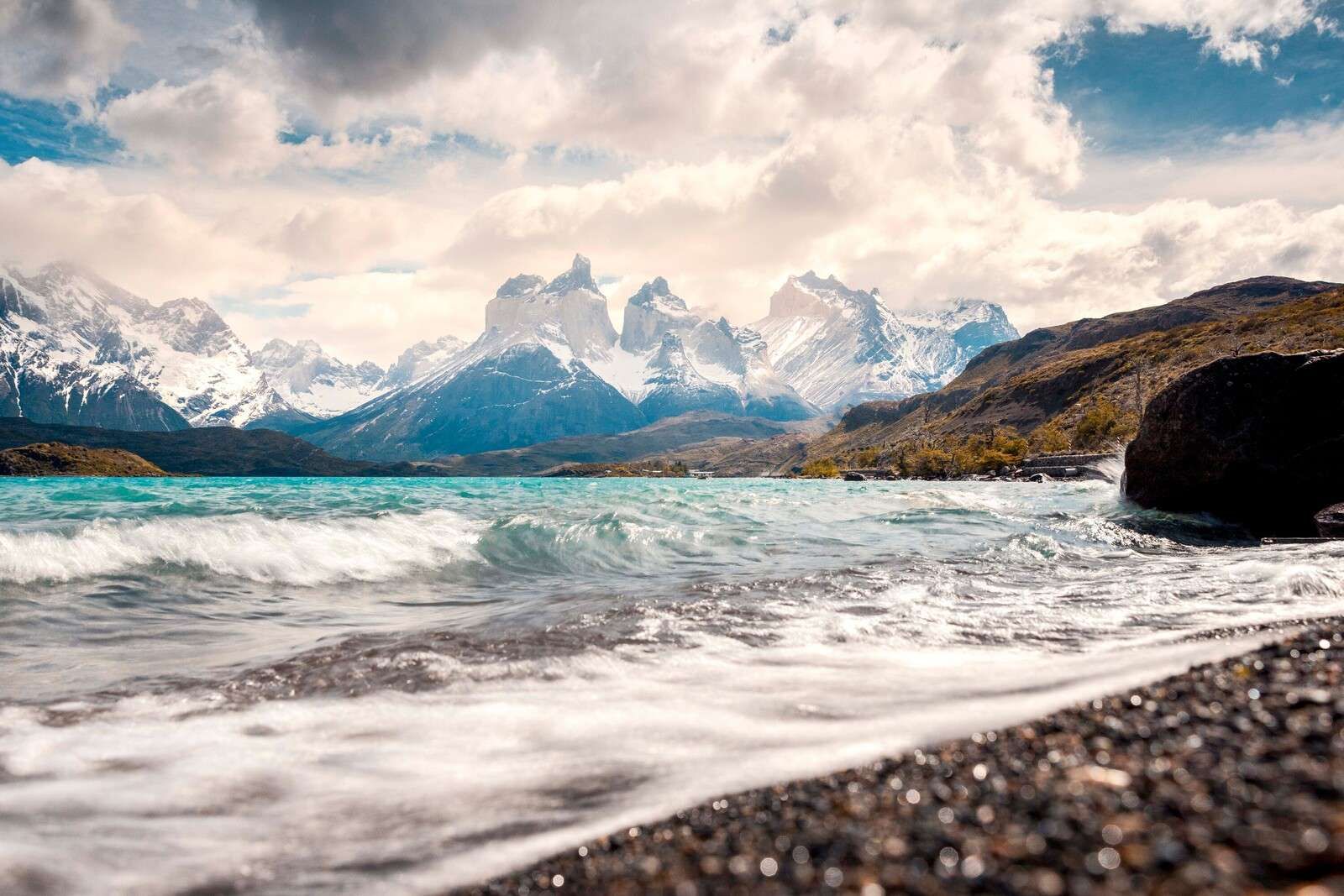 Lago di montagna turchese con costa ondulata