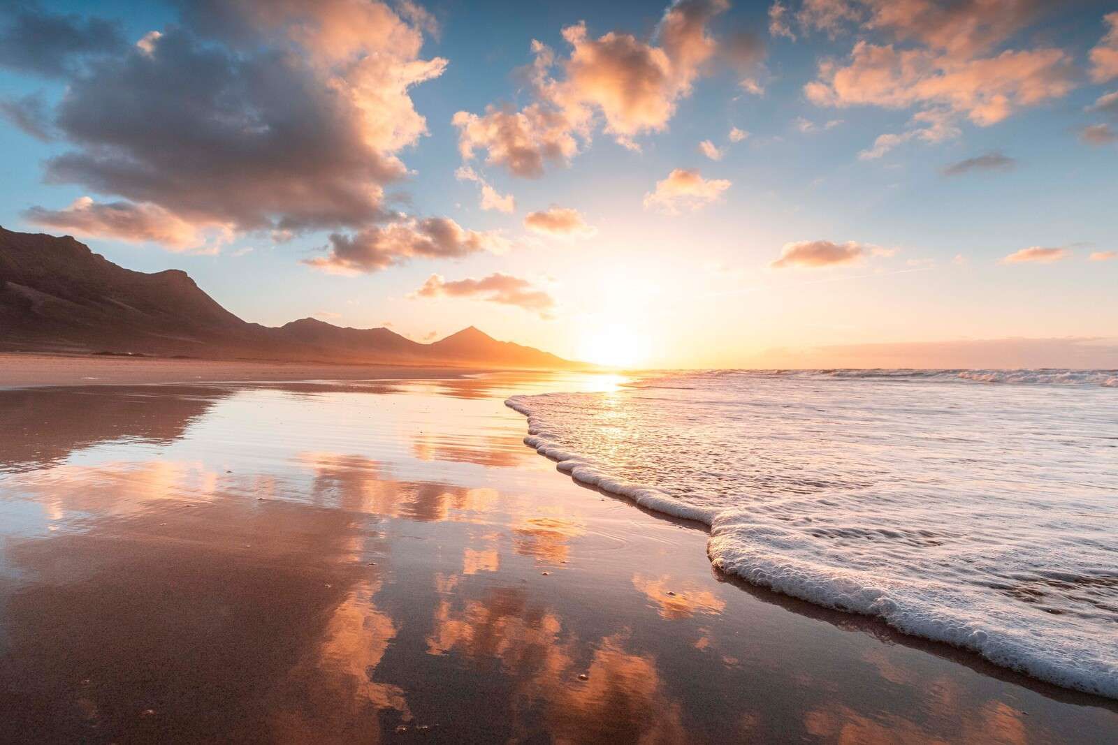 Tramonto dorato sulla costa silenziosa