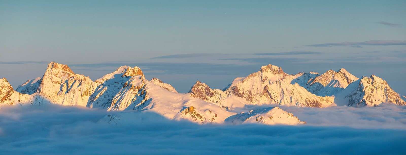 Bagliore dorato sulle cime delle montagne
