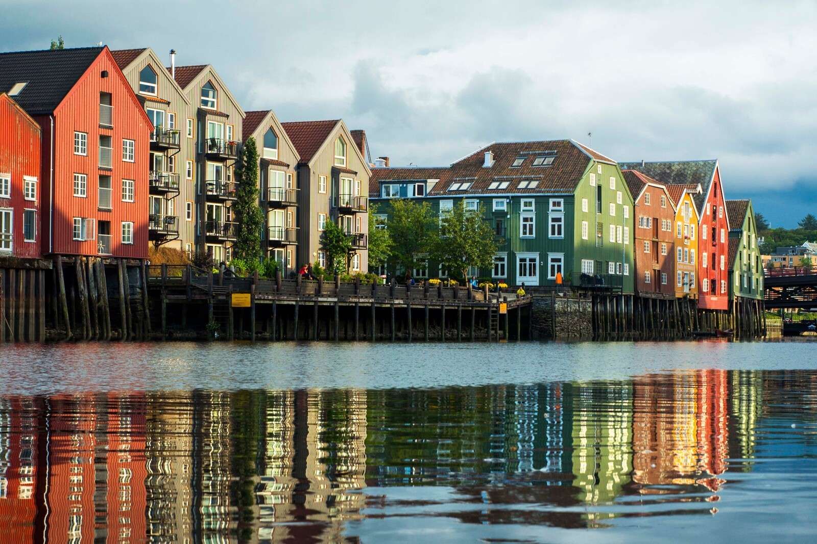 Case Colorate Lungo la Riva