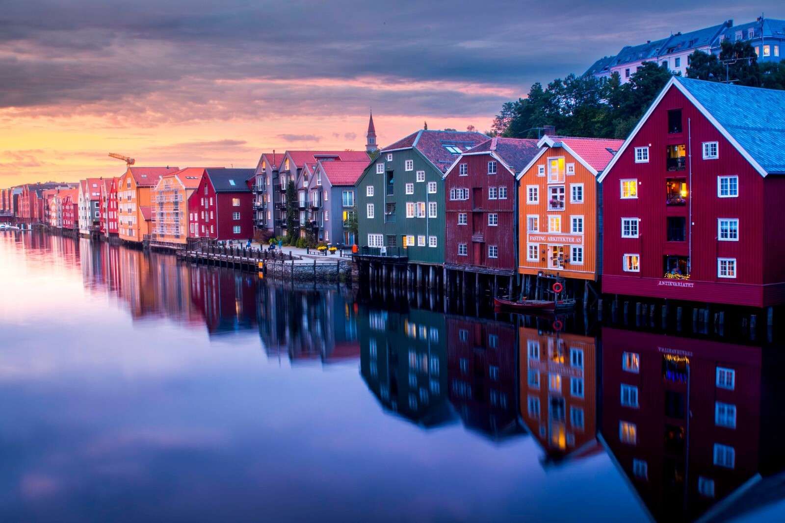 Luce del tramonto su facciate colorate