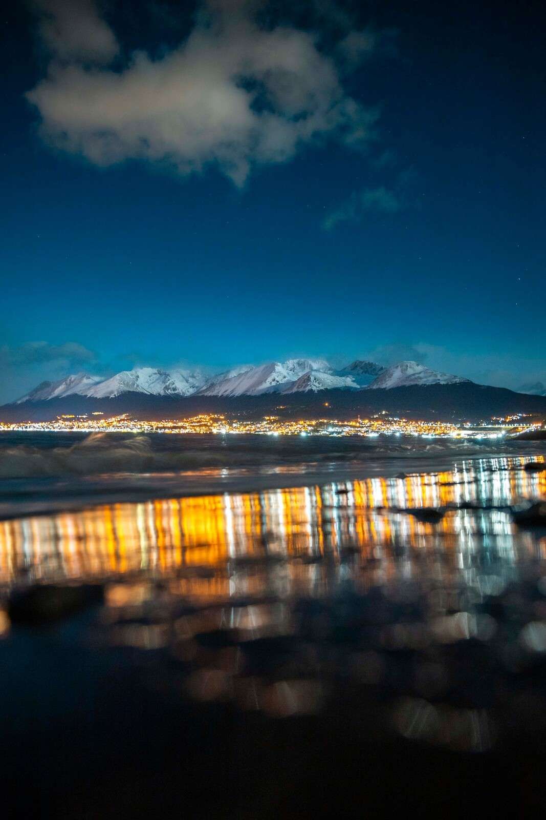 Luce notturna sulla costa innevata