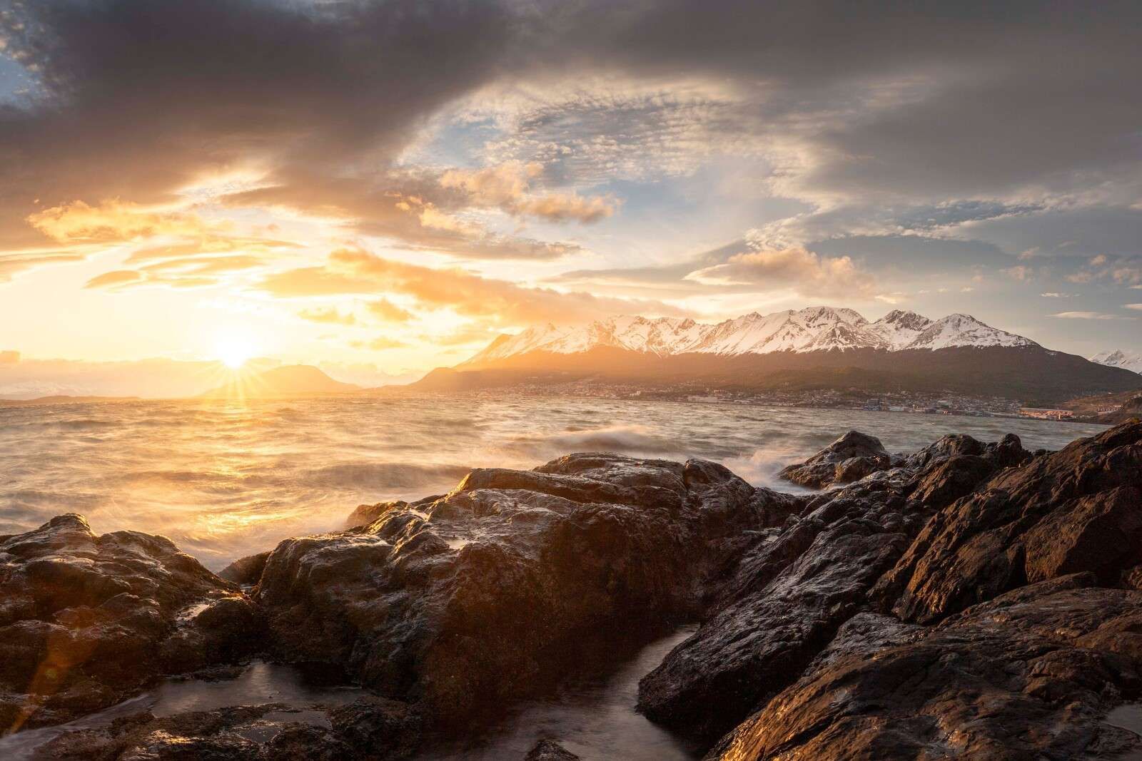 Tramonto dorato sulla costa montuosa