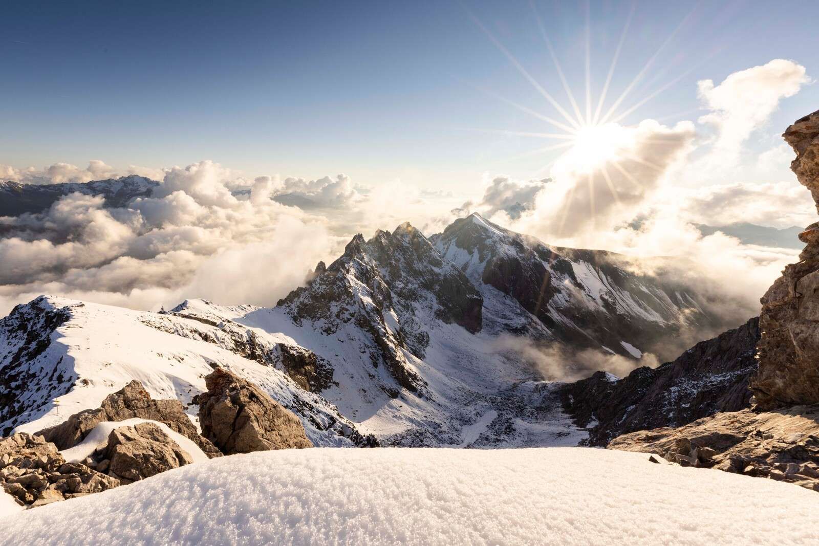 Luce solare sulle cime innevate