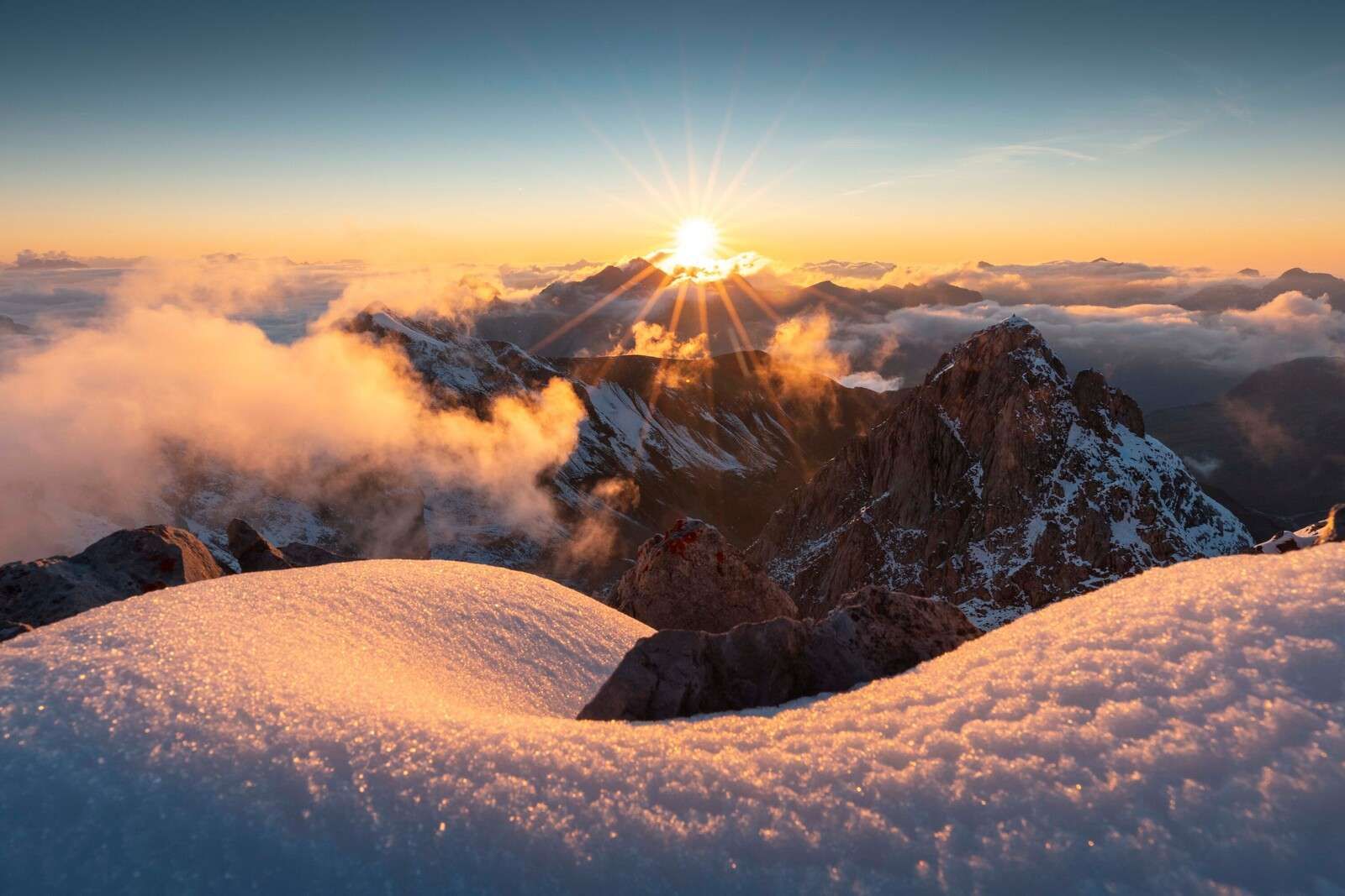 Luce del tramonto sulle montagne invernali