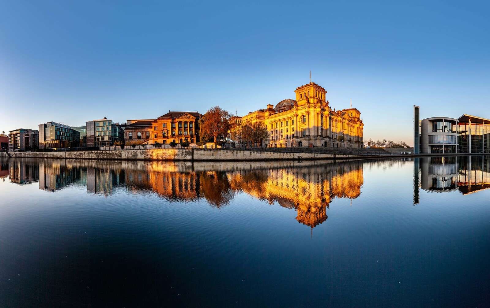 Alba sul Reichstag di Berlino