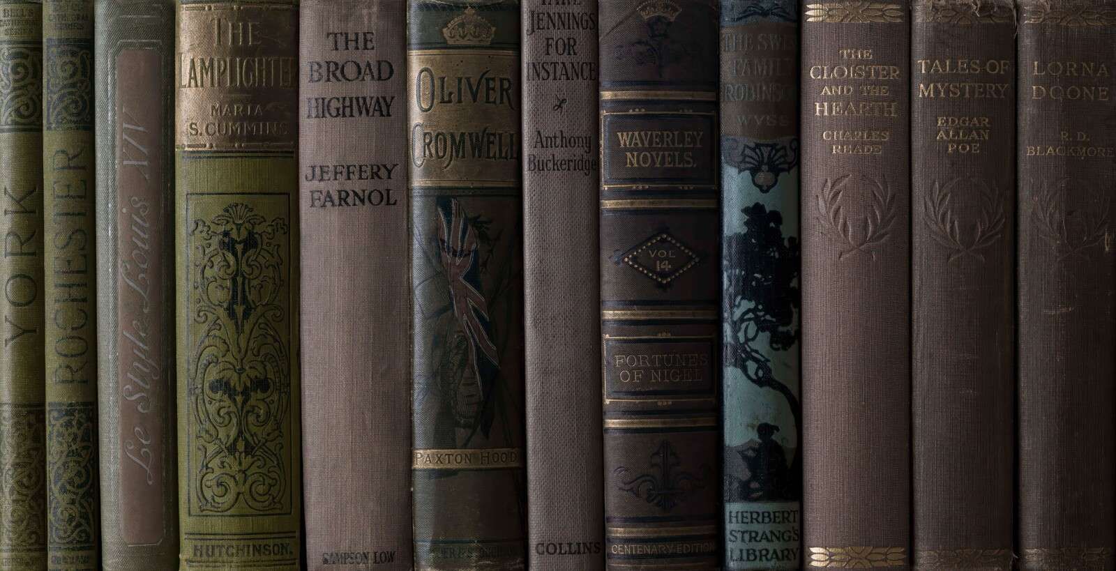 Libri antichi su uno scaffale