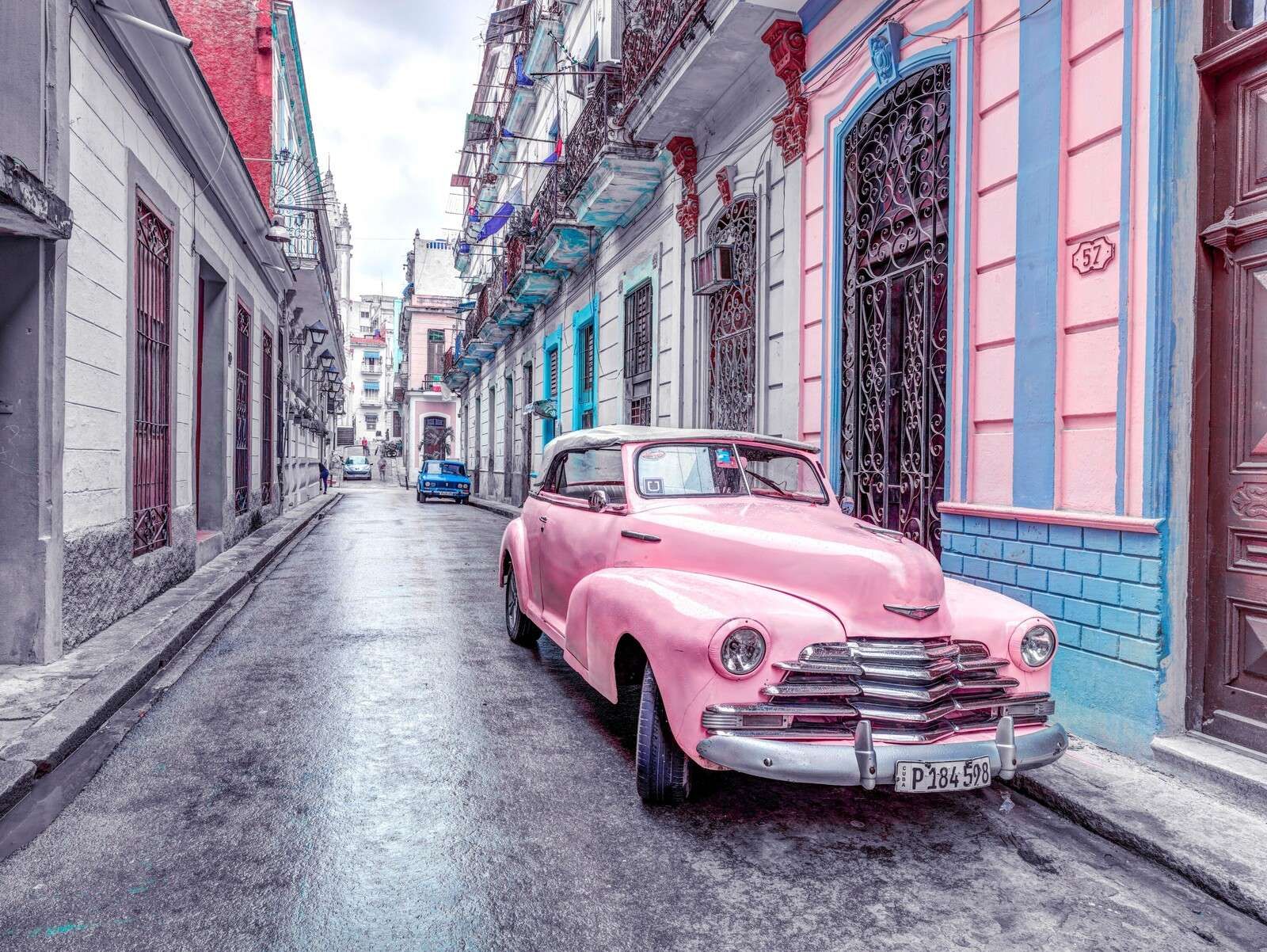 Auto d'epoca in una strada dell'Avana, Cuba