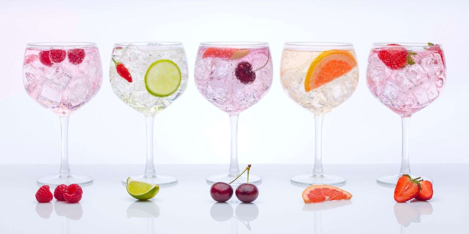 Diversi tipi di bicchieri da gin in fila