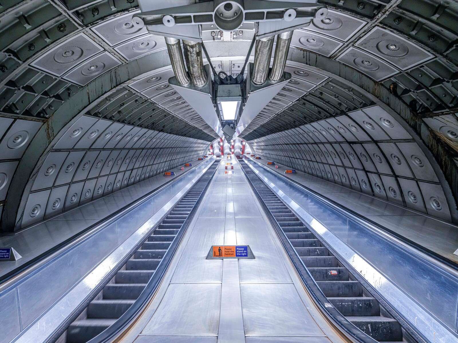 Scala mobile in una stazione della metropolitana, Londra