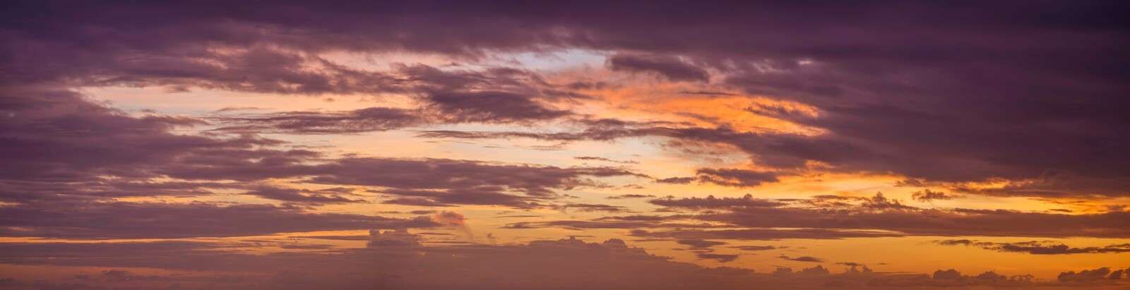 Vista panoramica di un cielo drammatico con nuvole scure