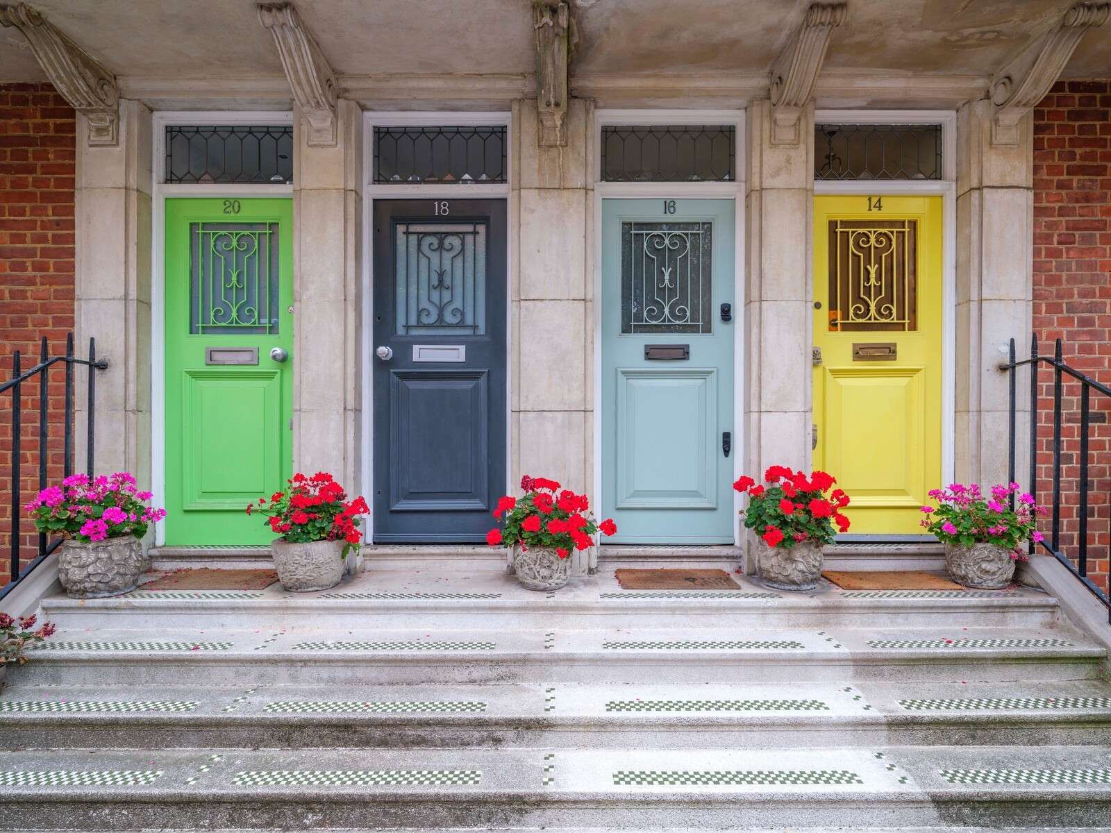 Porte multicolori di edificio residenziale, Londra