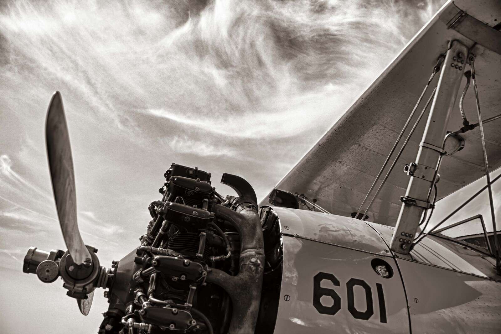 Vintage Propellervlucht Onder Wolken