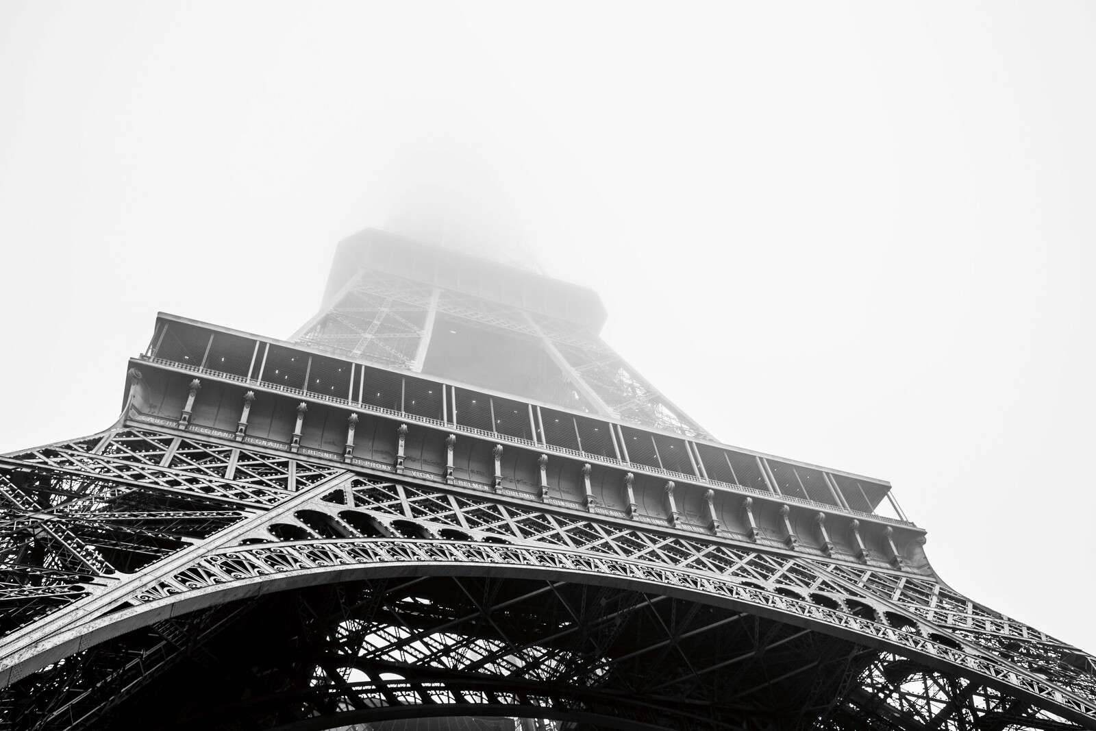 Torre Eiffel nella nebbia parigina