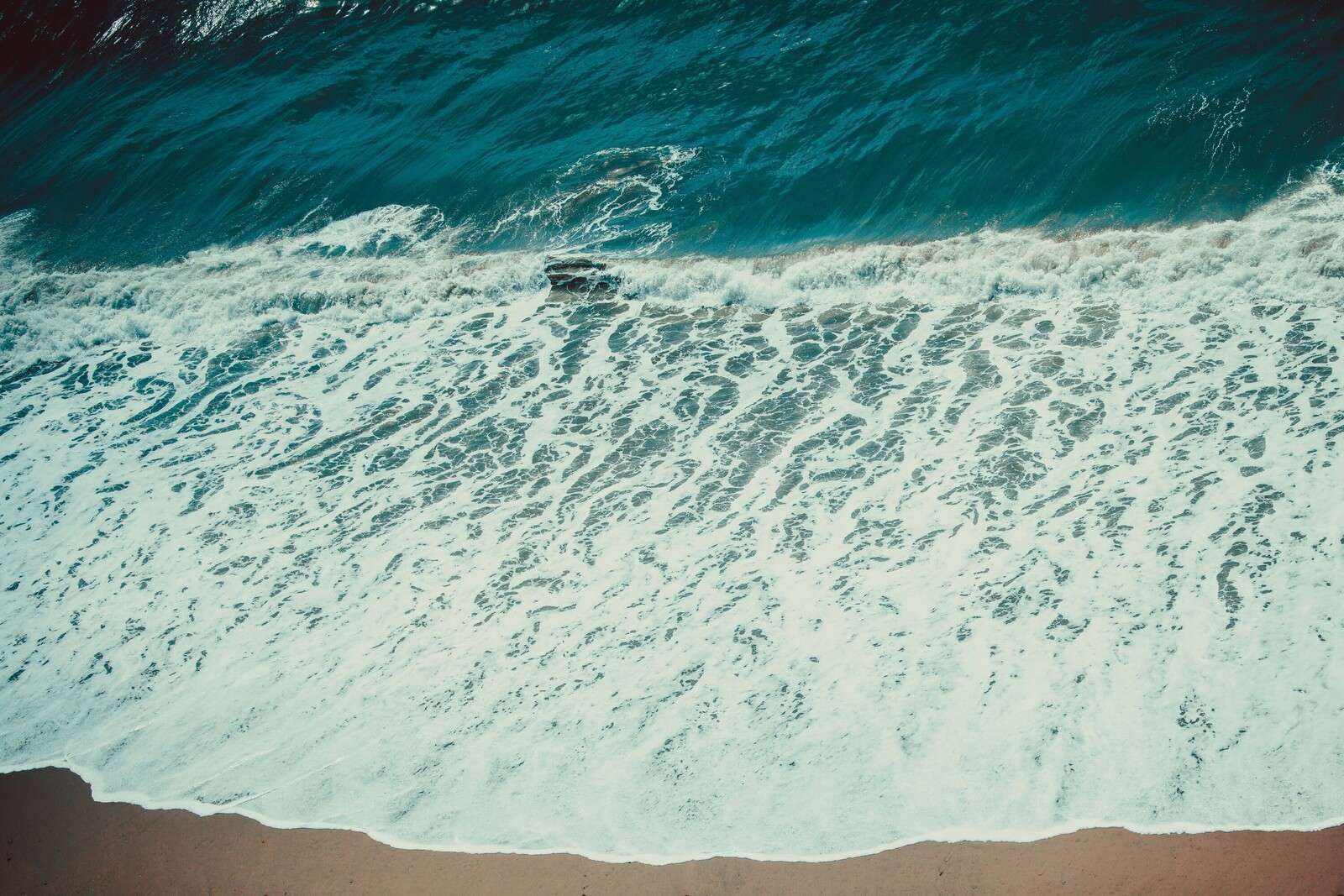 Onde del mare sulla spiaggia