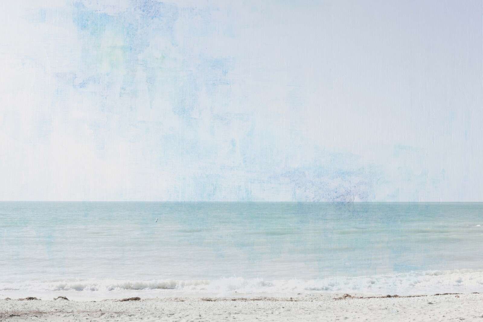 Spiaggia luminosa sotto un cielo morbido