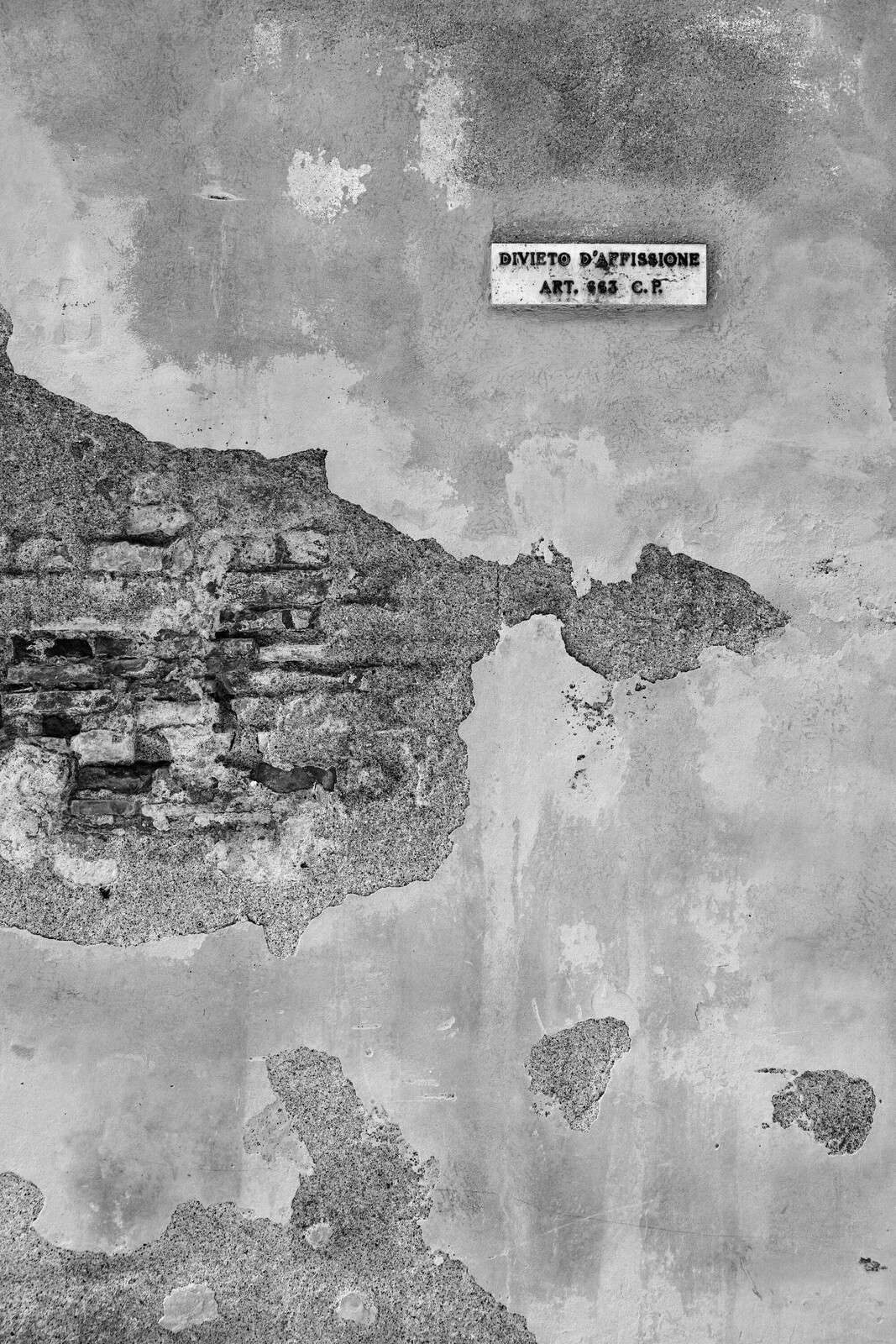 Muro rovinato con testo italiano