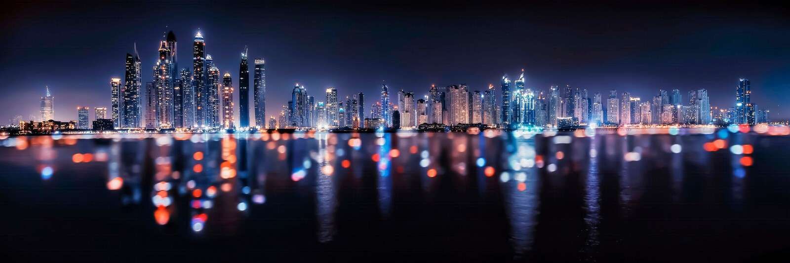 Skyline notturna sull'acqua