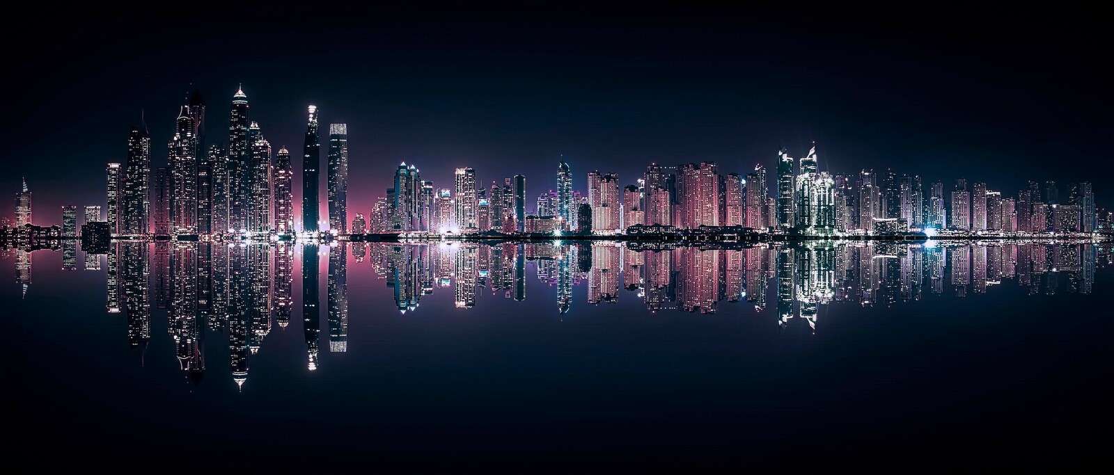 Luce notturna sopra acque calme.