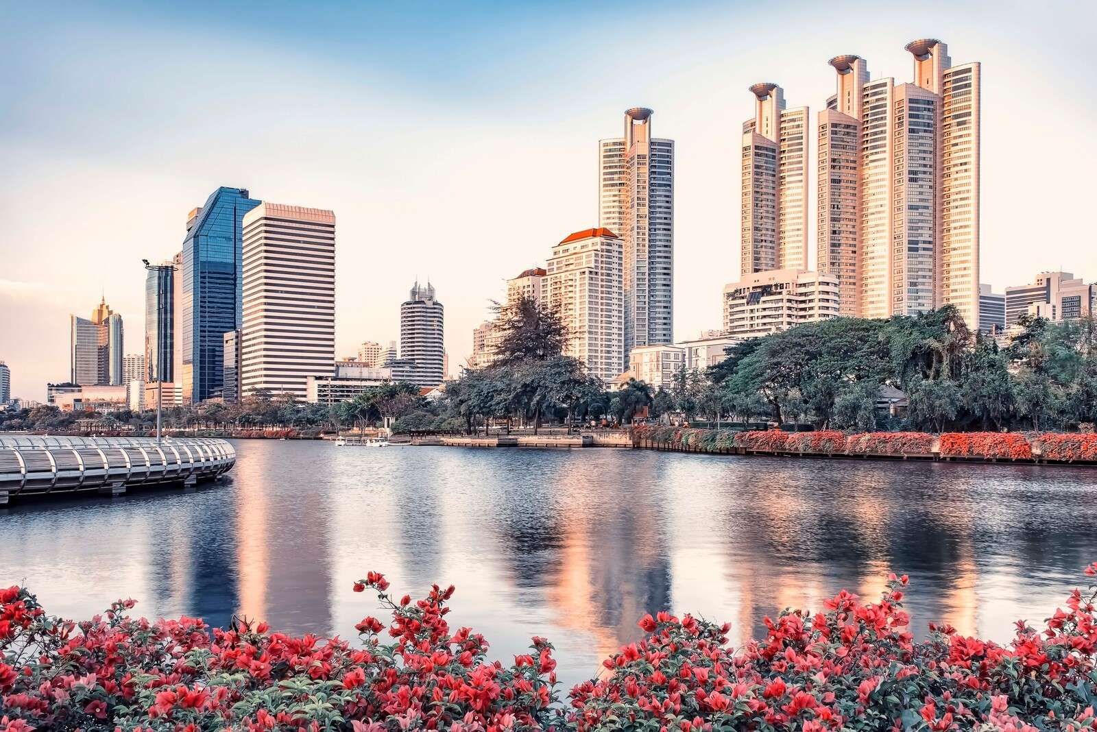 Fiori sul lungomare della città.
