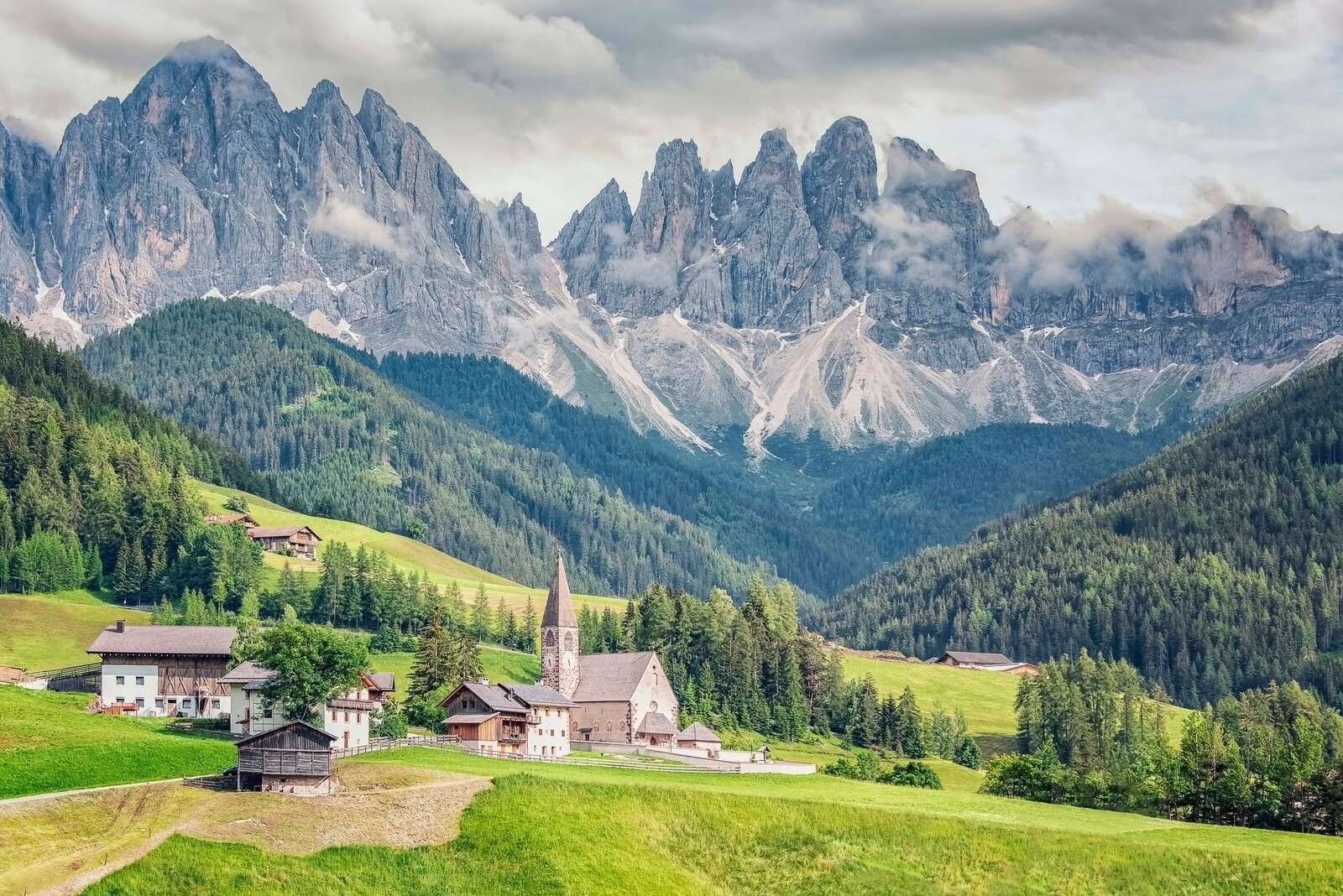 Alpendorp nella valle verde