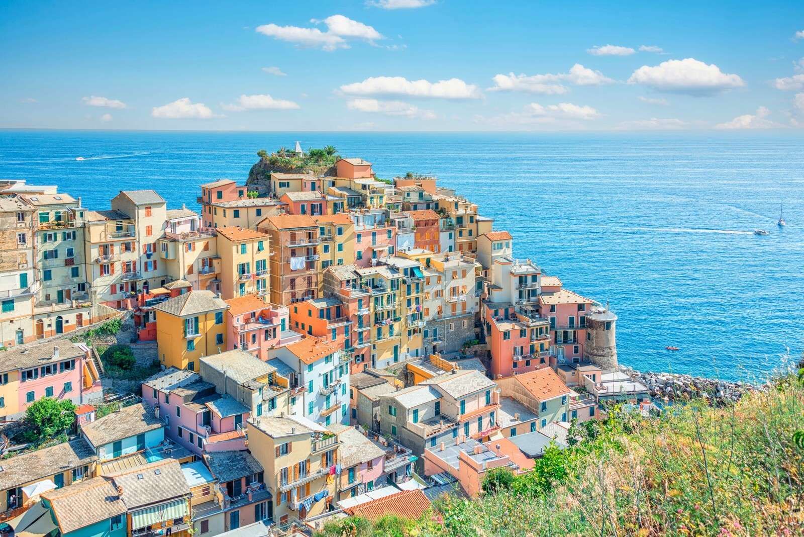 Costa pastello sotto un cielo azzurro.