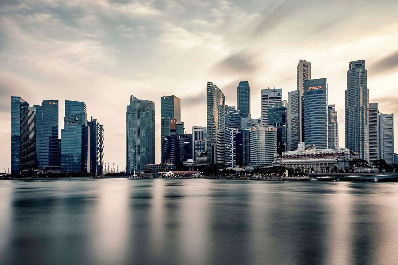 Riflesso cittadino sulla skyline silenziosa