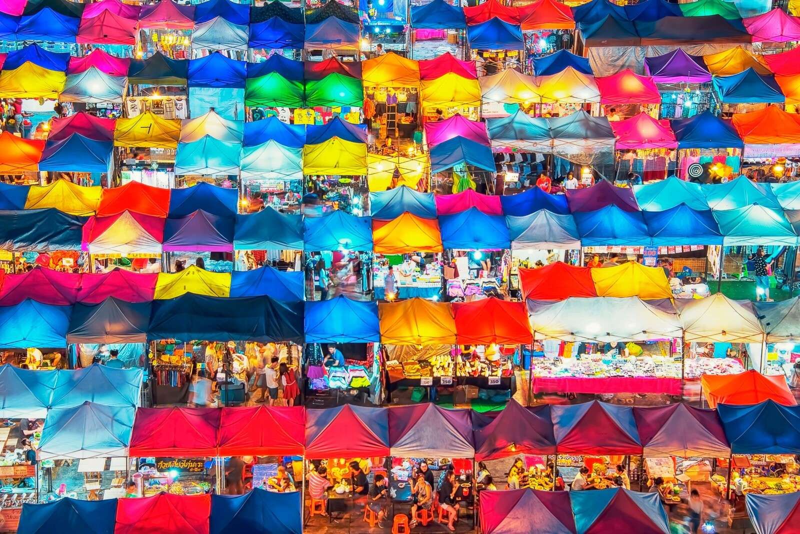 Tetti colorati al mercato serale