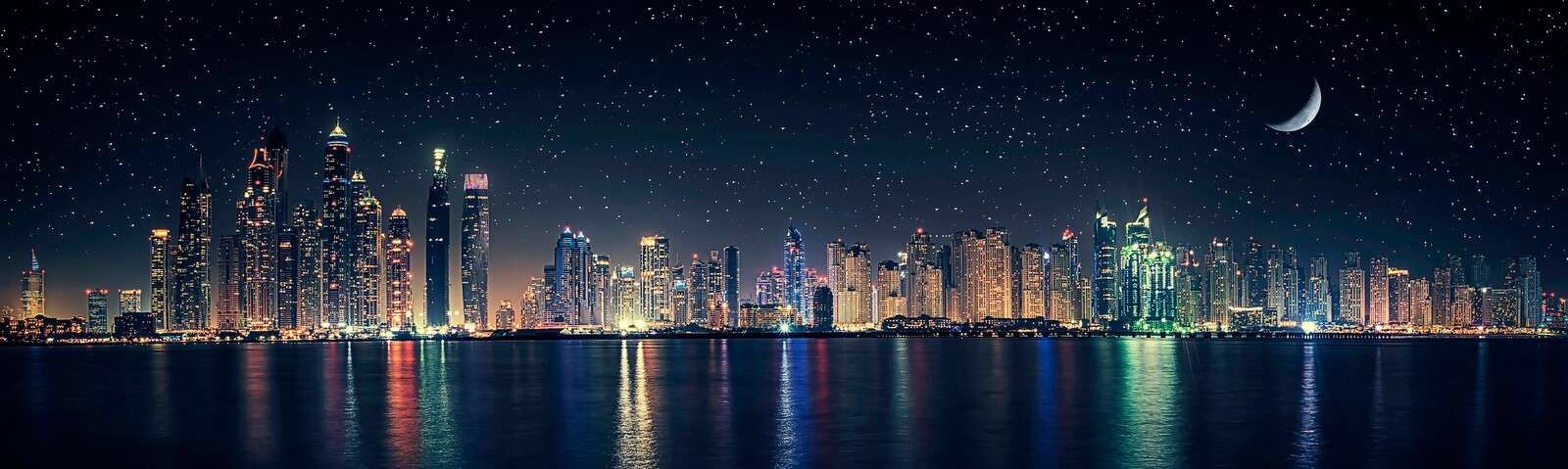 Luce della luna sulla skyline scintillante